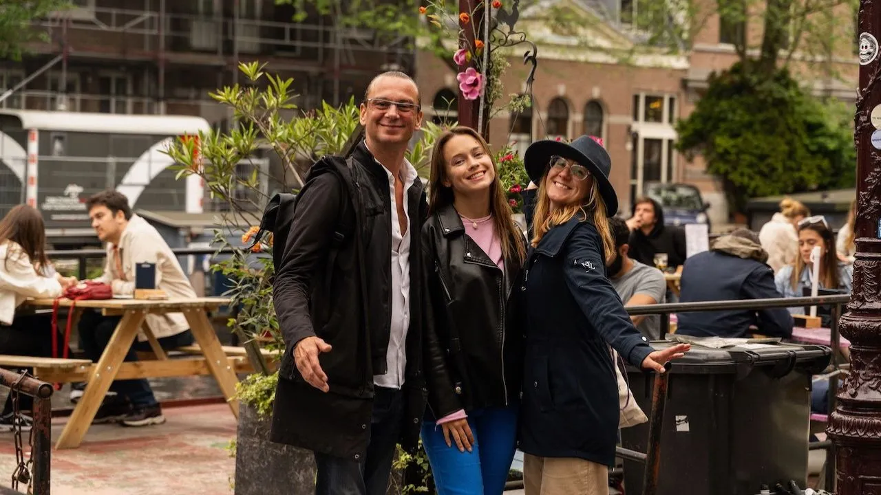 People enjoying tastings together during a private food tour in Amsterdam.