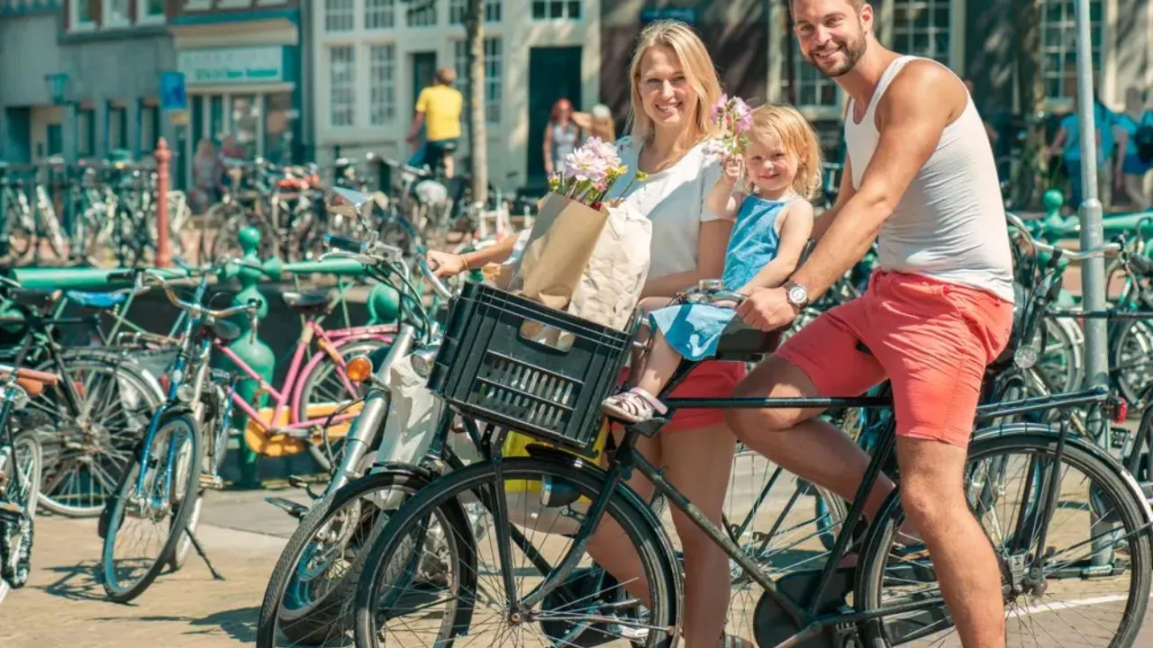 A guide with a family and their kids on an Amsterdam food tour