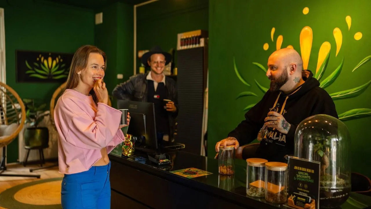 People enjoying local food tastings during a guided culinary experience in Amsterdam.