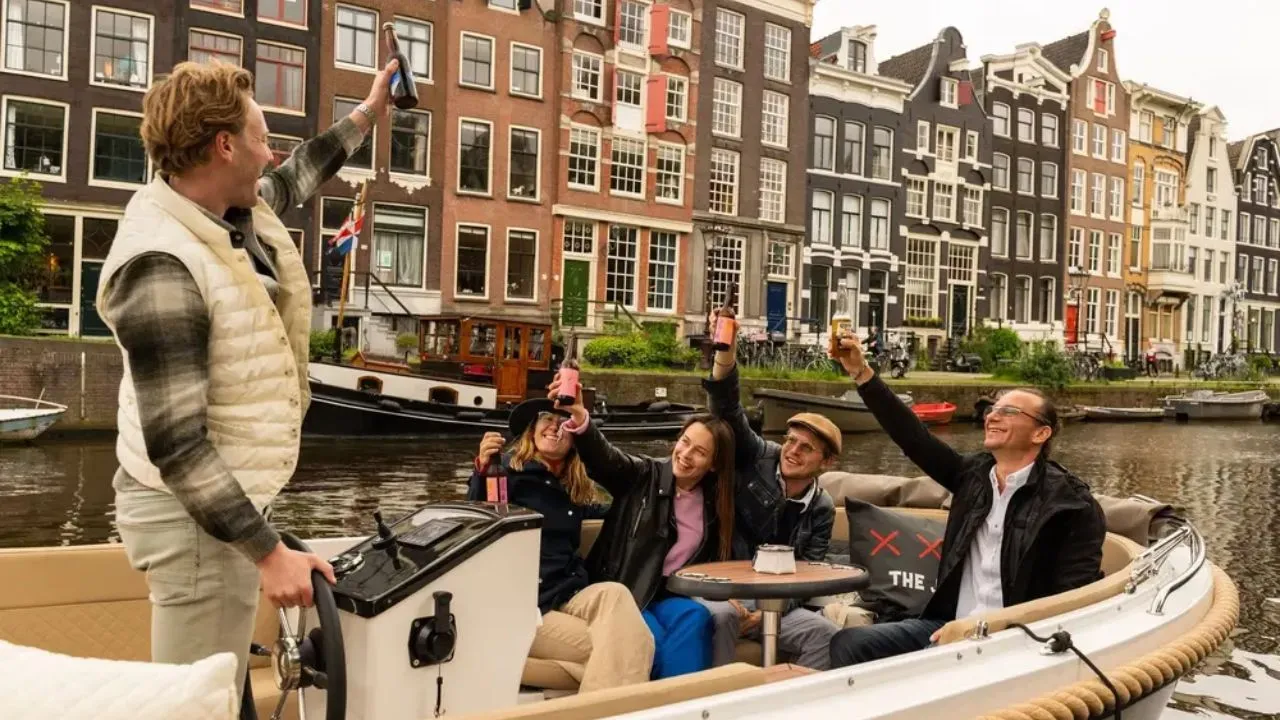 private-boat-tour-amsterdam-guide (1)