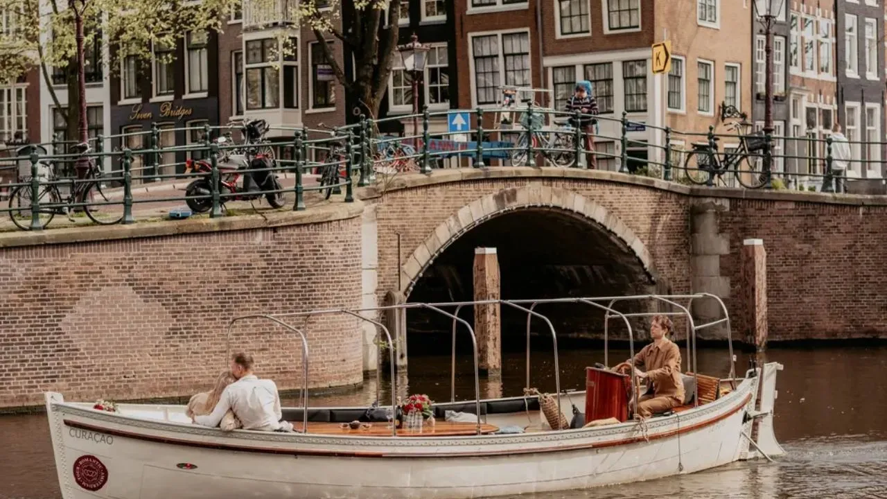 Private boat tour amsterdam guide